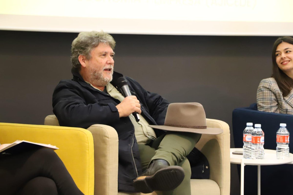 Loyola Investigación (@loyolaresearch) on Twitter photo Carlos García Alonso, Vicerrector de Investigación de <a href="/LoyolaAnd/">Universidad Loyola</a>
"Hagais lo que hagais sed coherentes y sabed explicar lo que hacéis siguiendo el modelo internacional. Buscad la calidad y el impacto social y político de vuestras investigaciones" Carlos García Alonso, Vicerrector de Investigación de <a href="/LoyolaAnd/">Universidad Loyola</a>
"Hagais lo que hagais sed coherentes y sabed explicar lo que hacéis siguiendo el modelo internacional. Buscad la calidad y el impacto social y político de vuestras investigaciones"