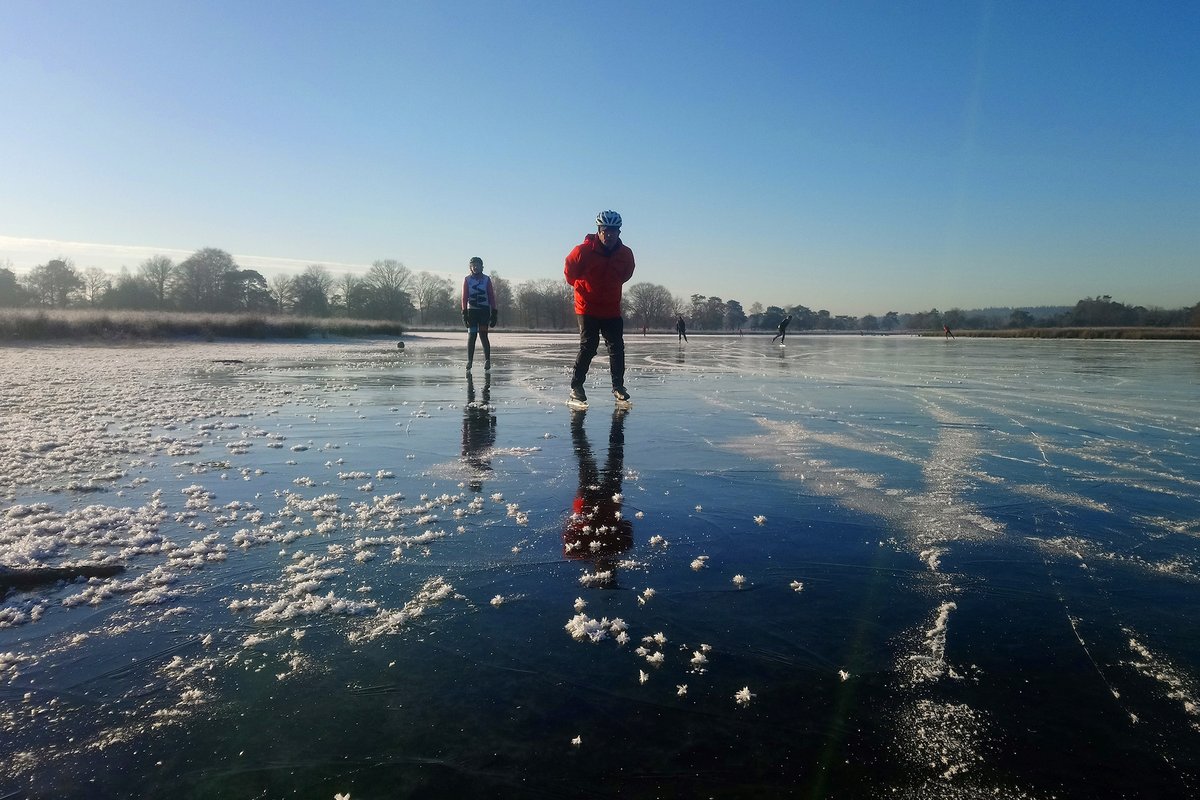 Nadat de pioniers hun werk gedaan hebben en de moderne tam-tam werkt via de whatsapp volgen de eerste schaatsers naar het schaatsijs van Midden-Nederland. 
#schaatsen #natuurijs 
natuurijswijzer.nl/2022/12/14/er-…