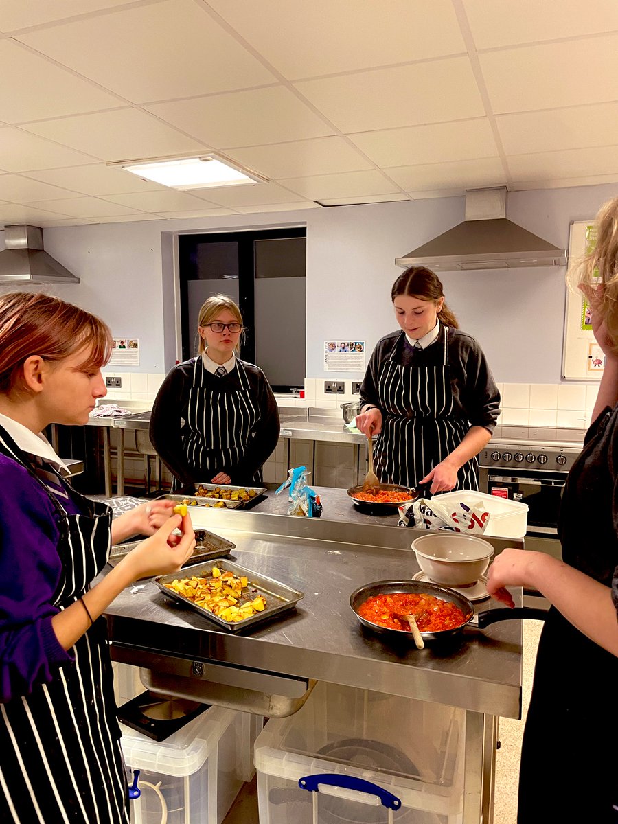 AcademyWestwood's tweet photo. A delicious cooking session with Year 10 this afternoon making patatas bravas 🇪🇸 👨🍳 👌🏼 #quericas https://t.co/myVZ1snNmB