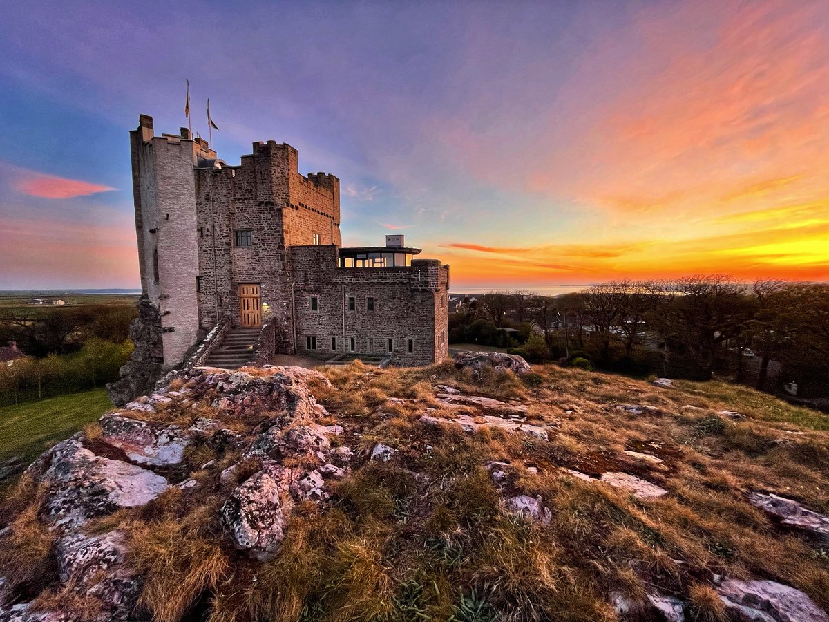 🏰 ¡La puesta de sol en el castillo de Roch es increíble! 😍 🌆 ¿Sabías que puedes pasar la noche allí y presenciar tú mismo este magnífico espectáculo? Más información aquí: rochcastle.com 📸 © Planet Wales @ukinspain