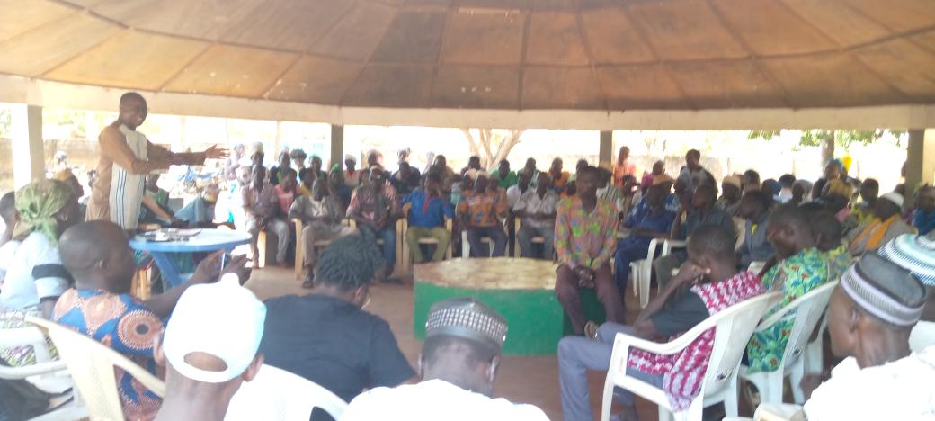 OngCdd's tweet photo. Une délégation d la com de Tandj 1 conduite par Batcharé Liyabe 1er Adj au Maire a rencontré les communautés de Pligou,localité située à 65 km d Dap ce 14/12/22.obj. Inciter les ménages à recouvrir leur dette/ crédit latrine pour la FDAL/ATPC. #CDD #UNICEF #tgtwittos https://t.co/bBmAiEsuN1