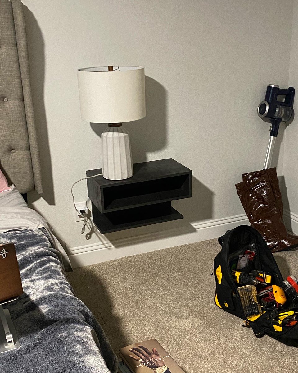 JohnnyPena23's tweet photo. Remember if you need a TV, floating nightstand or tv stand mounted hmu I’ll get you right I’ll even hang large mirrors and picture frames. RT’s are appreciated https://t.co/jkdHZJAB57