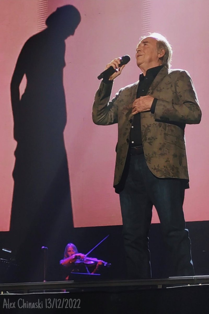 De vez en cuando la vida afina con el pincel. Se nos eriza la piel, y faltan palabras… 

Gracias, Joan Manuel.
#Serrat #Wizink @WiZinkCenter