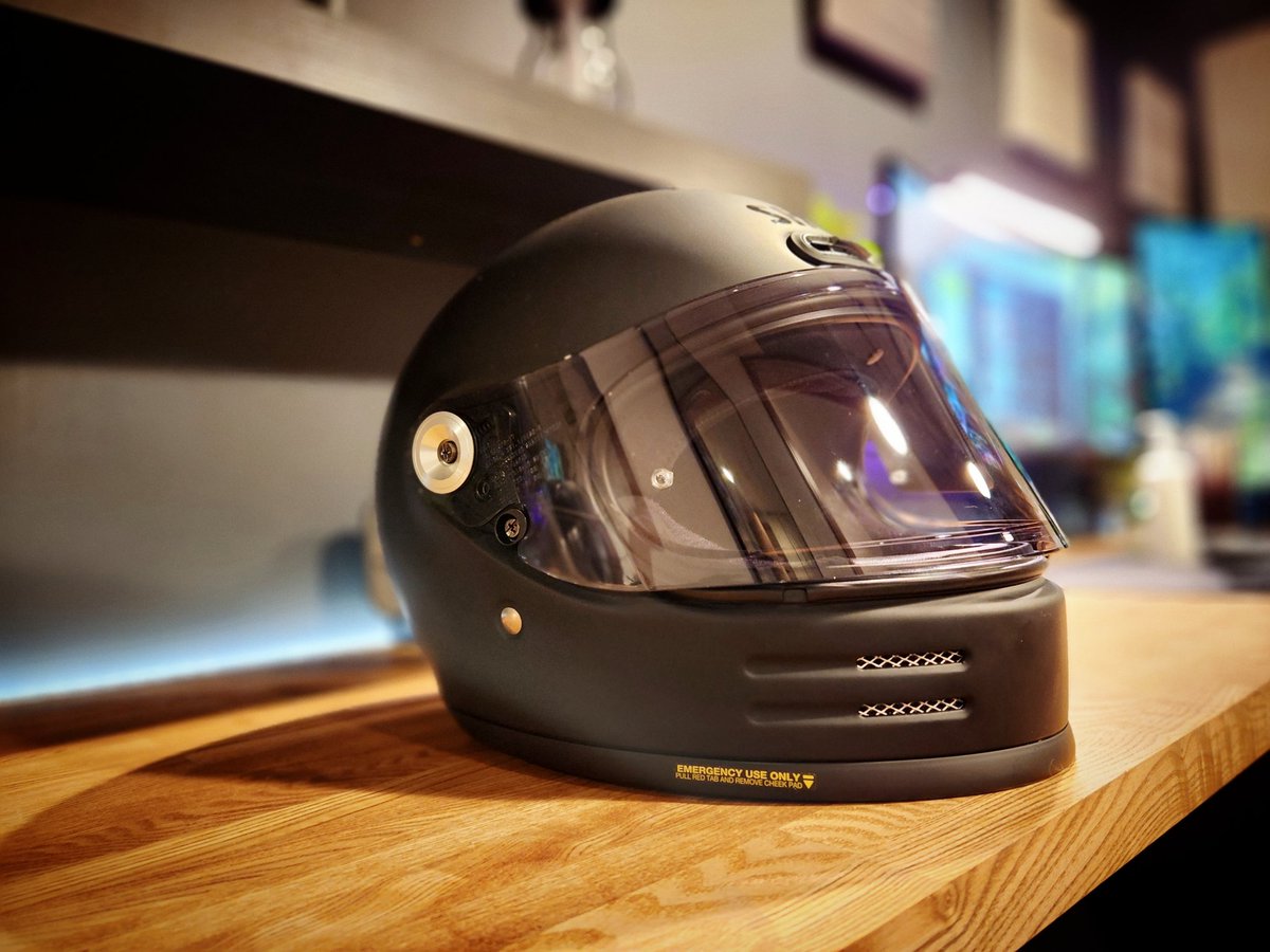 kaeeeeeeeeeru's tweet photo. グラムスターのヘルメットを買ってみました。
カッコいい。。シールドはメロースモークに。

レブル250の2023年新型が今月の25日に納車なので今から楽しみで仕方がない。
こんなにクリスマスが待ち遠しいのは小学生の頃のクリスマスプレゼントのゲームボーイアドバンス以来。

#Glamster #Reble https://t.co/fETpk2Ns7B