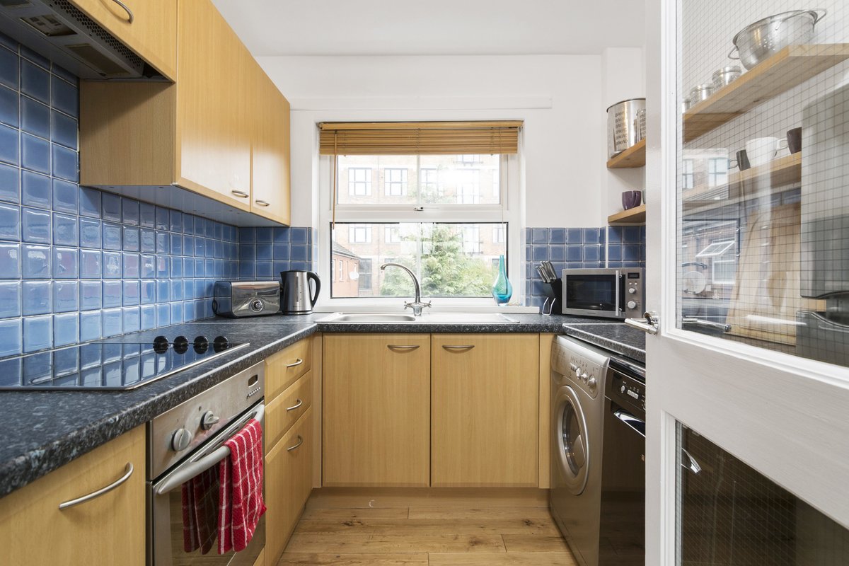 Deluxe 2 Bedroom Salisbury Apartment.
✅Sleeps 6
✅Off Street Parking
✅High Speed Wi-Fi
✅Free Netflix
✅5 minute walk to supermarket

See a video here youtu.be/OJuF80EMYbE  
See the rest of the photos here bit.ly/2N9IWtZ