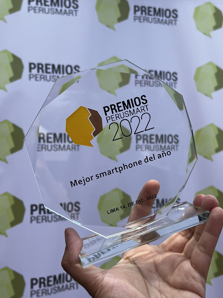 Perusmart's tweet photo. Y cerramos los #PremiosPerusmart con el trofeo para el “Mejor smartphone del año, en cuál fue elegido por nuestros editores.

El ganador es el Galaxy S22 Ultra de @SamsungPeru https://t.co/1k5OeOyj1u