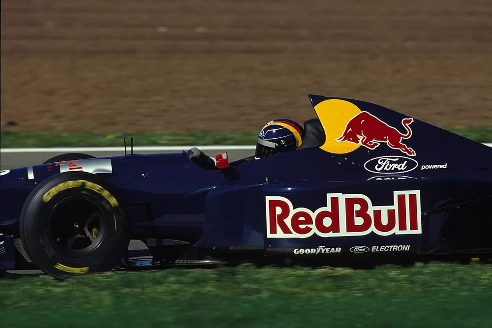 PitConfirm_'s tweet photo. 🚨 Segundo o @autosport a Ford está interessada em regressar à F1 em 2026, como fornecedora de motores.

A equipa escolhida para esta potencial parceria é a @redbullracing.

#f1  #fia  #redbullracing #ford #F1naSPORTTV #f1naband https://t.co/UfdkjeySSR