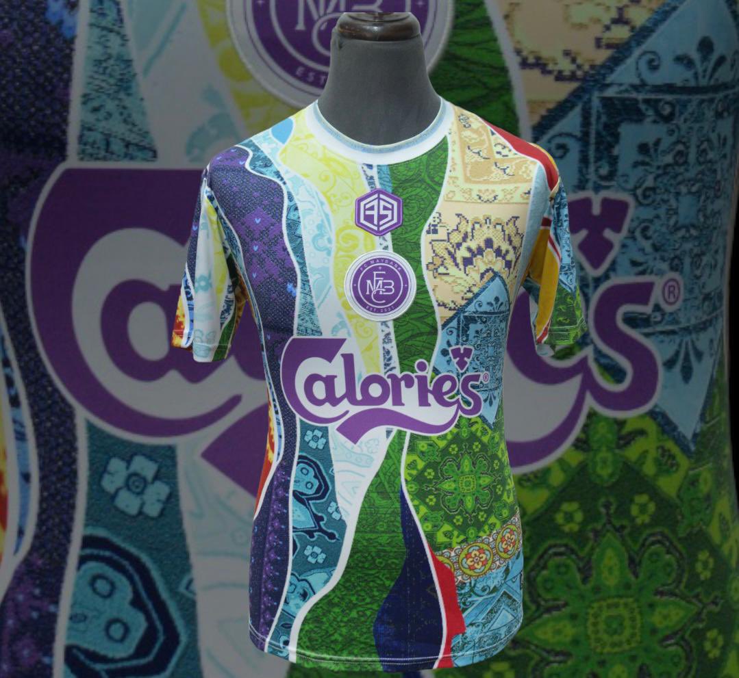 NonLeagueShop's tweet image. It’s here and it’s B.I.G! 👀

The @FcMaybank Biggie inspired Third shirt! 🎵

Available to pre-order NOW! 

nonleaguefootballshop.co.uk

Shirt of the season contender? 🔥

@ellis_platten 
#NotoriousBIG #Biggie #BiggieSmalls