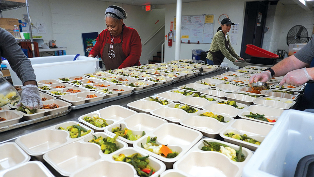 The fight to end food insecurity keeps us busier than Santa's workshop all year round! It takes a dedicated team of staff and volunteers to transform the roughly 25,000 lbs of food La Soupe rescues weekly.
#foodrescue #foodinsecurity #foodwaste