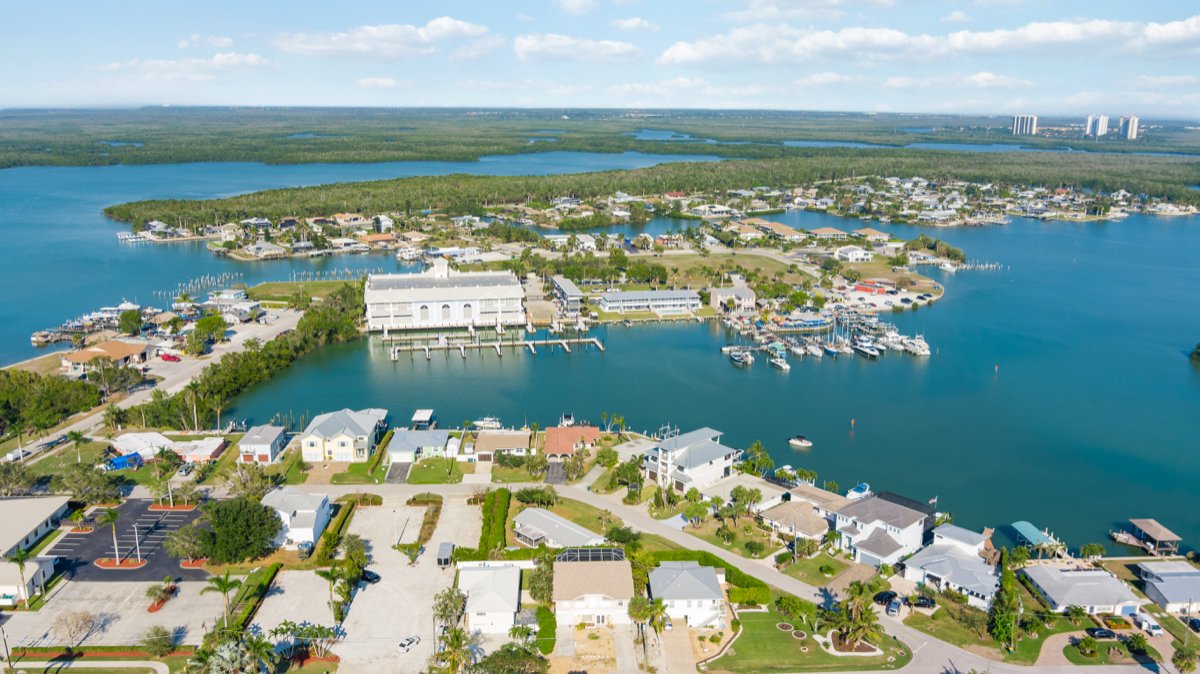 ChrisLuxBroker's tweet photo. NEW LISTING! 134 East Pago Pago Drive on #IslesofCapri offered at $549K! #Naples #MarcoIsland #realestate #listing #ChrisSullivan #remax https://t.co/xoUZ0veqag