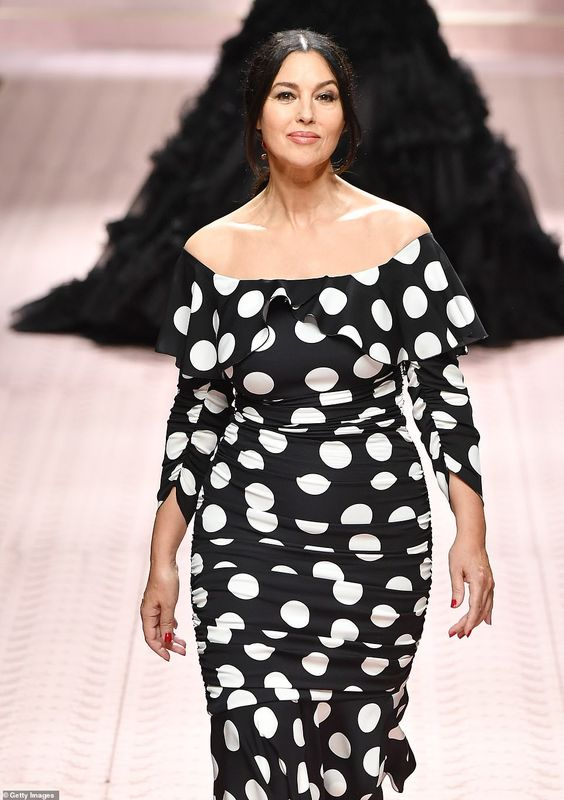 61rl8055's tweet image. Monica Bellucci ha envejecido sin pedir permiso a nadie, desencadenando una tormenta e indignación entre los luchadores anti-envejecimiento.

Se atrevió a caminar sobre la alfombra roja, su hermoso rostro y cuerpo con todas las arrugas, ojos y sobrepeso.