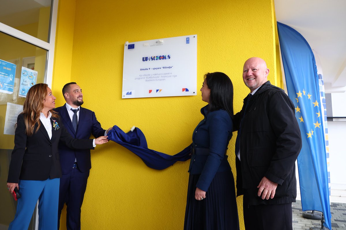 EUinAlbania's tweet image. 1/3 They ❤️ their school! Over 300 school&amp;amp;kindergarten children of #Shijak 🇦🇱 started this academic year in brand-new facilities. It was great to visit them today with #TeamEurope representatives 🇦🇹🇩🇪🇸🇪🇫🇷🇳🇱🇮🇹 &amp;amp; valued partners @UNDPAlbania!
#BuildBackBetter #BuildBackTogether