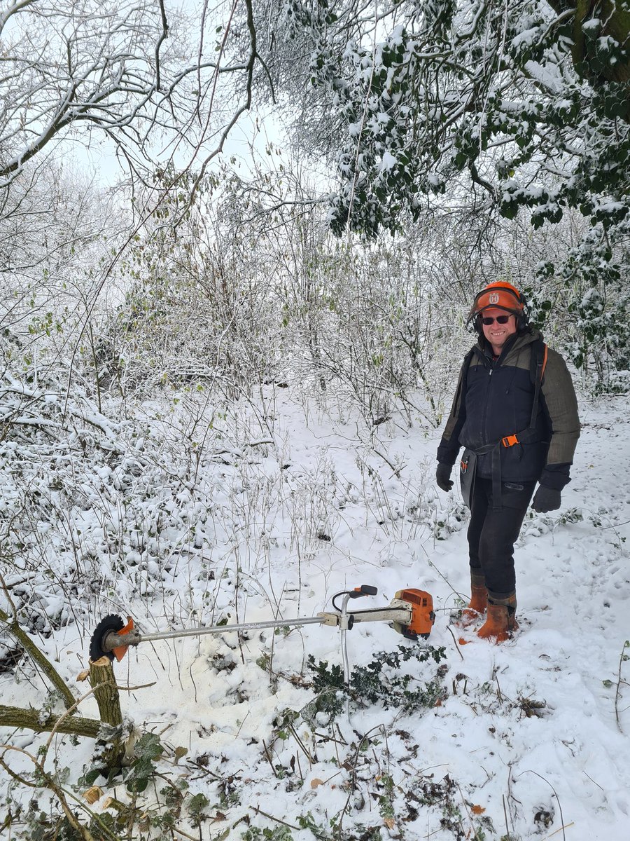 WLandscapesuk's tweet photo. Very cold day today,difficult circumstances to deliver @LantraUK clearing saw, the delegates did very well, worked safely, kept the ground and weather conditions as a priority consideration https://t.co/lDjePjdGQm