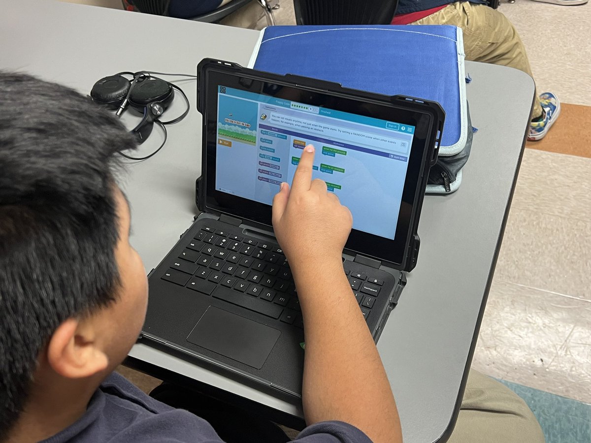 ✨In celebration of #HourOfCode here <a href="/The_Rice_School/">The Rice School</a> Let’s Code! 💻 Check out our 6th grade falcons in their #HISDecoded activities!