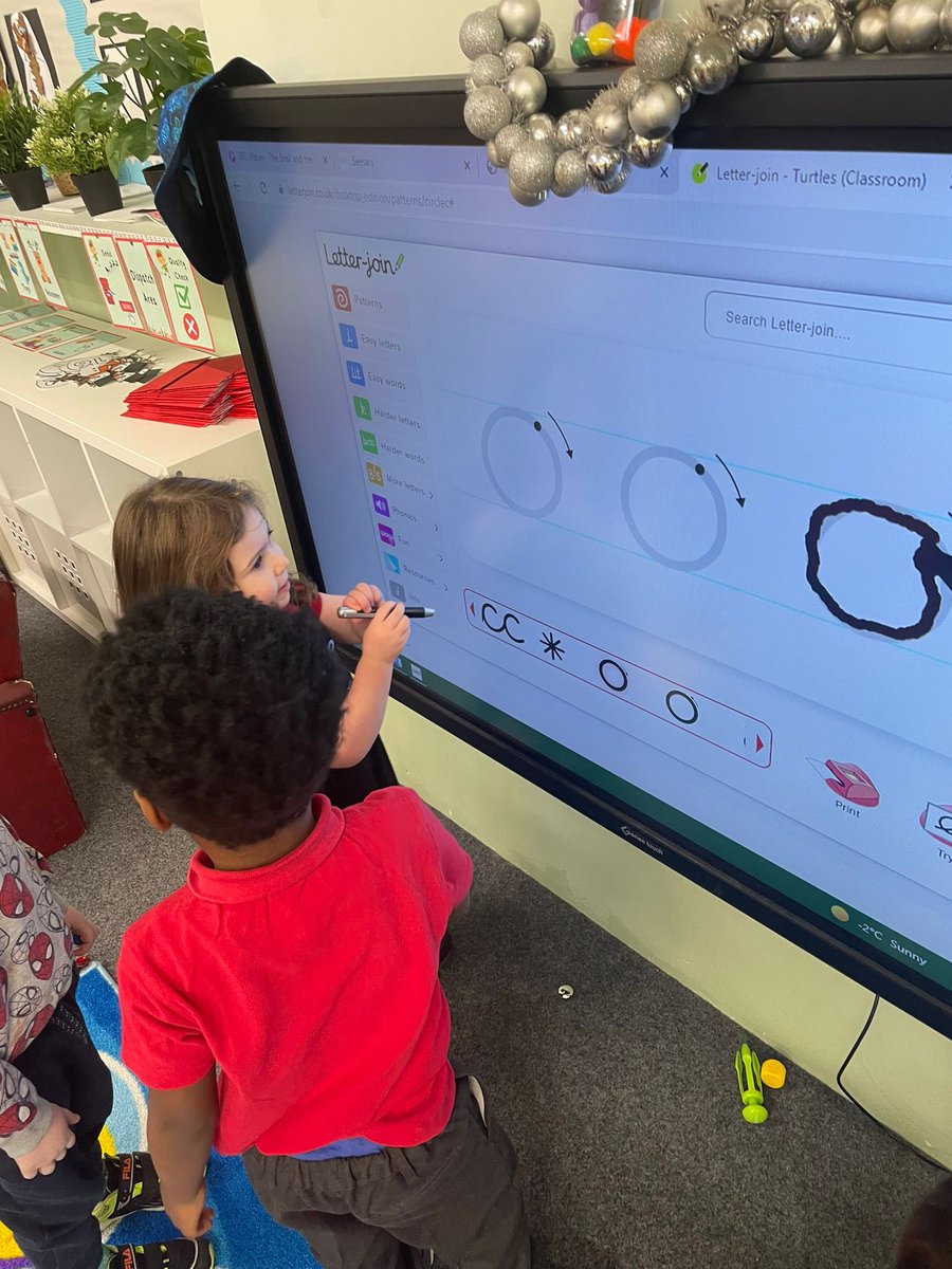 TerraceRoad's tweet photo. Miss Collier’s turtles loved using the interactive white board today. They were using @letterjoin to help with handwriting patterns. Well done Turtles! #TRPTurtles #TRPLLC #TRPscitech https://t.co/H4gWt72RRv