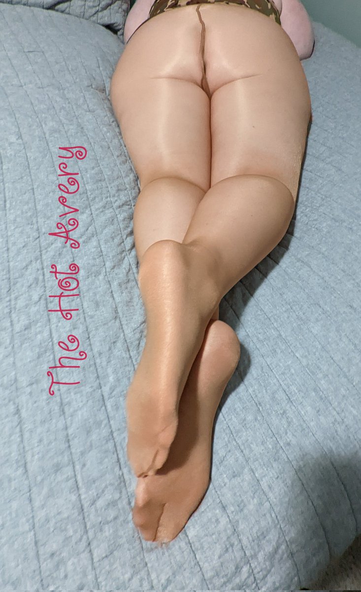 thehotavery's tweet photo. Day 14 of holiday tweets.
#soles #legs #feet #toes #pantyhose #tanpantyhose #shiny #nylons #stockings #tights #pantyhoseworship #legworship #pantyhosefetish  #nylonfetish  #legfetish #stockingfetish https://t.co/GsMaTmOAnV