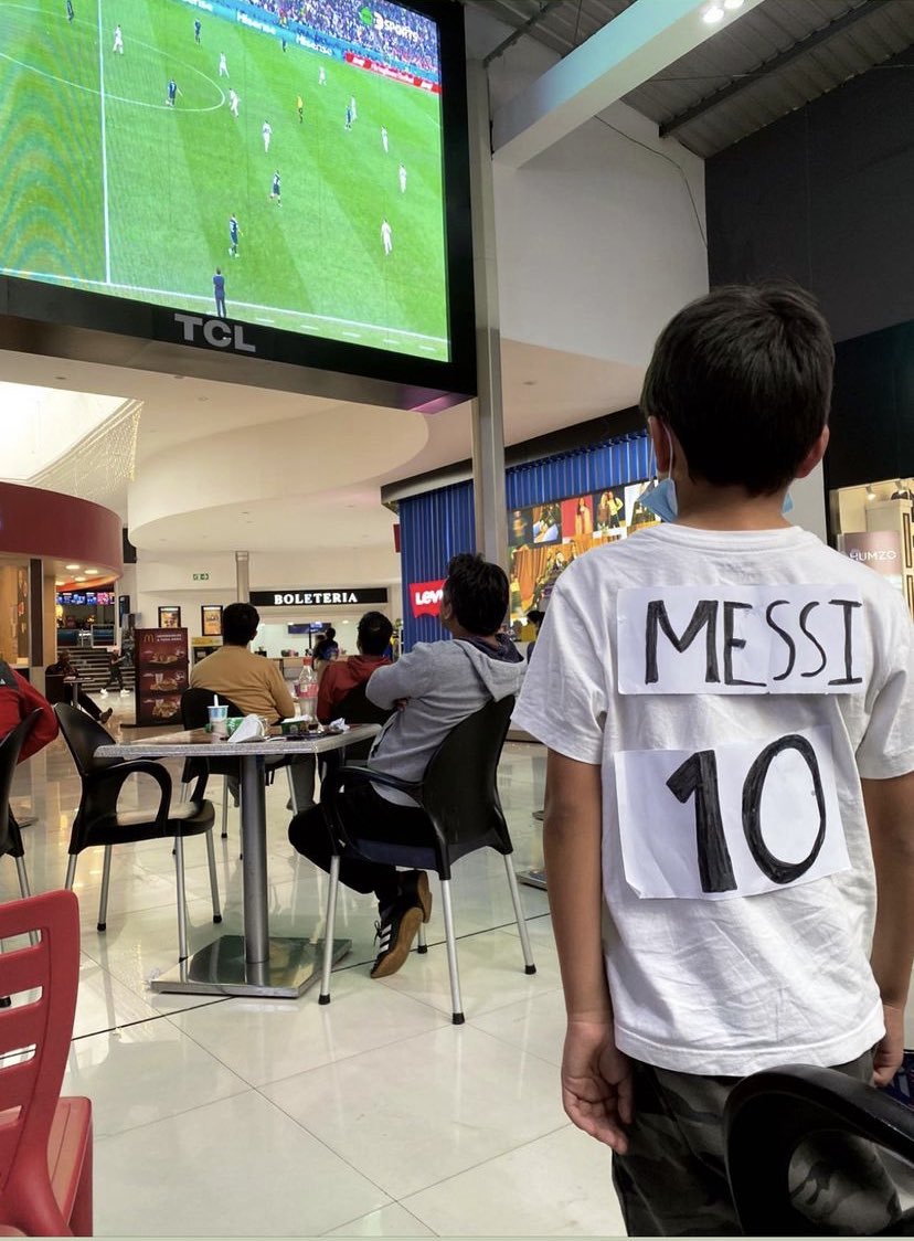 Este niño ecuatoriano causó sensación y gente de Argentina lo busca para hacerle llegar la camiseta de Messi. Gente de Twitter hagan su magia y ubiquémoslo 🙏