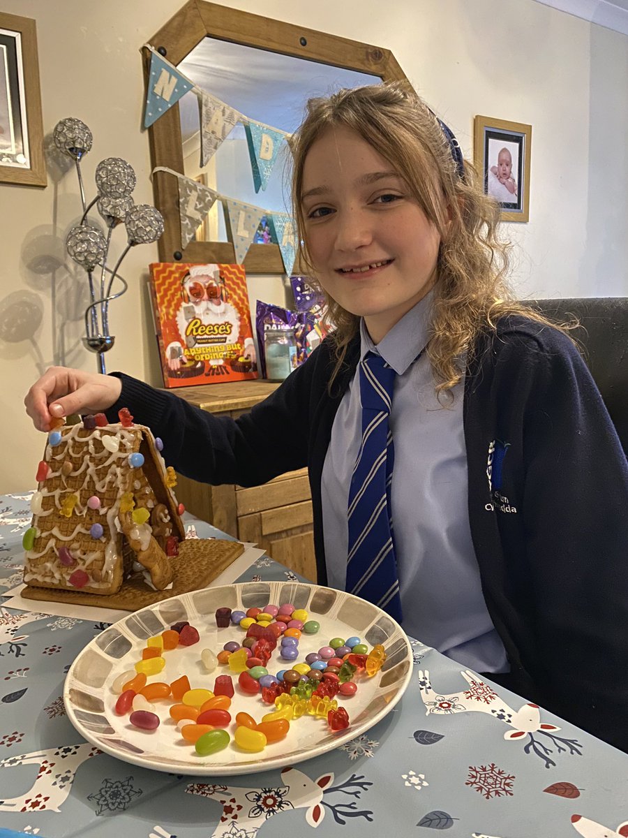 Helenrees10Rees's tweet photo. Maddison decorating her gingerbread house @LlesYGCRhondda #hwylyrwyl https://t.co/wbMss0tEUm