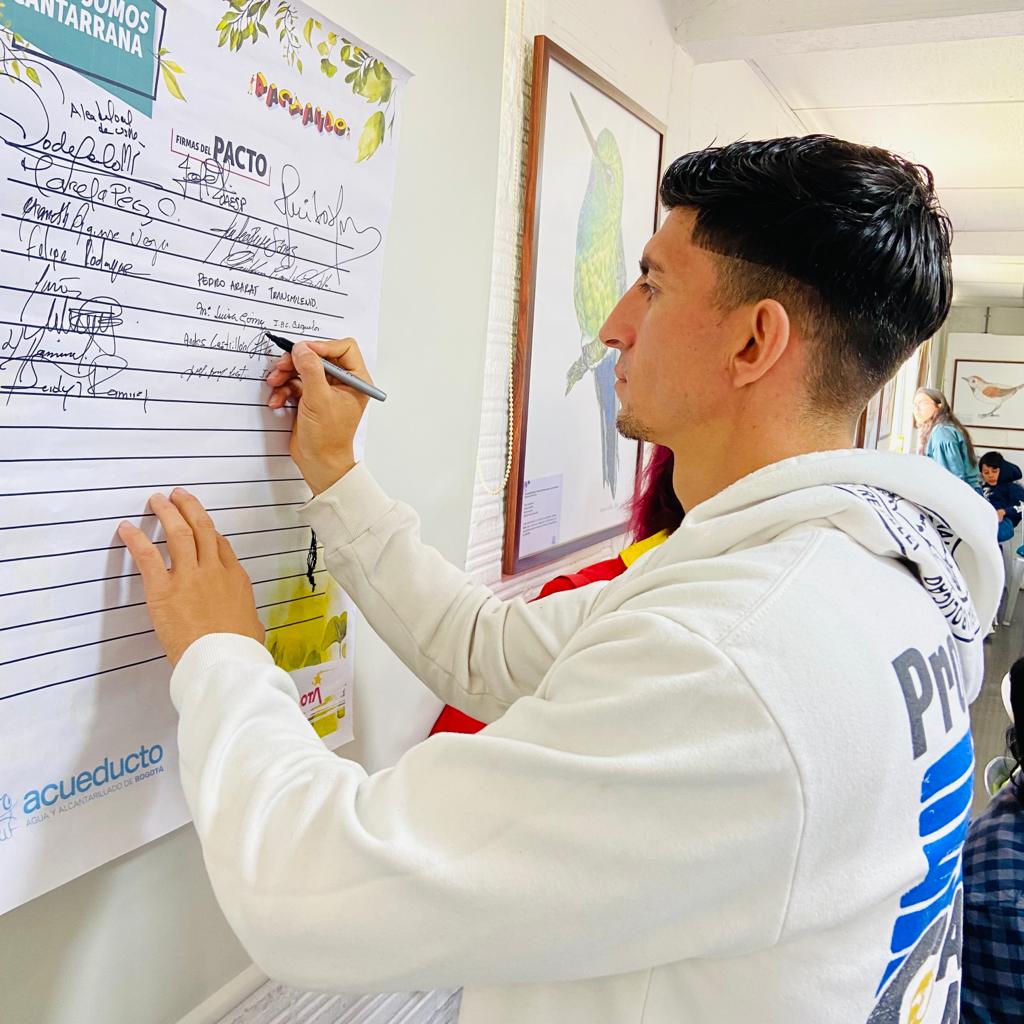 BogotaParticipa's tweet photo. En Usme, firmamos el Pacto '#SomosCantarrana' donde el compromiso es la apropiación y revitalización del Parque Ecológico Cantarrana, participaron 14 entidades comprometiéndose a mejorar parte de la infraestructura, a cuidar la fauna que habita el parque.
#Pactando 🤝🏼 https://t.co/b1NGYWdAHN
