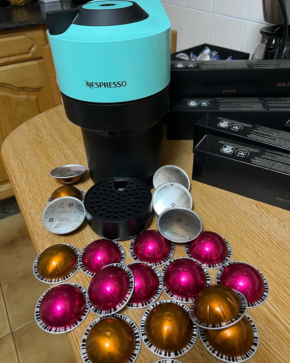 pablitorres's tweet photo. New Coffee Pot - Vertu Pop ( la anterior a la ofi) ☕️😋🤪😍🦩🐧🐞🏳️🌈 #newcoffepot #cafetera #nespresso #vertupop #cafe #colorazul #capsule #acualquierhora #sabores #laantiguaalaoficina #gay #instagay #gaybeard https://t.co/KoVIkNNJUs