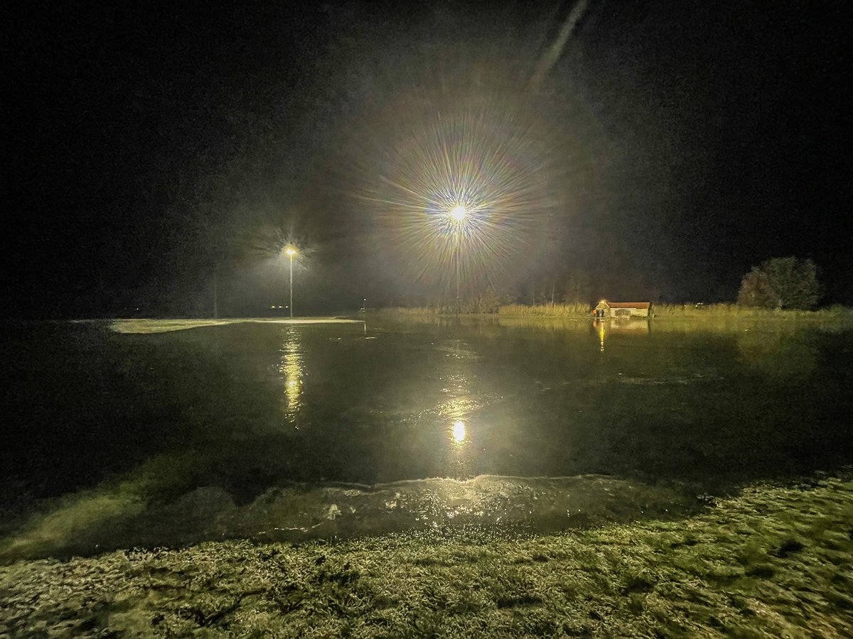 Vanavond is de ijsdikte gemeten. 
Gemiddeld ligt er 4cm ijs! Een prachtige ijsvloer. Nog niet genoeg, want we moeten 7 cm hebben.
Vannacht moet het goed vriezen en morgenochtend wederom kijken. Spannend. Hopelijk tot snel op onze baan.
#ijsbaan #schaatsen #Westenholte #zwolle
