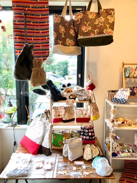 azurco's tweet photo. 12/25迄 出展中の
和みPOP UP Store🐇💕
12/22〜24!シガル作品をご覧頂きながらワインの試飲レセプションも開催🍾✨
小さなイベントスペースの為 行くよー表明☆ぜひお待ちしています‼︎
@洗足池駅から徒歩3分
AOI coffeeさん横
#becausewine #卯年 #ambassador #兎 https://t.co/eDSAjQQqiV