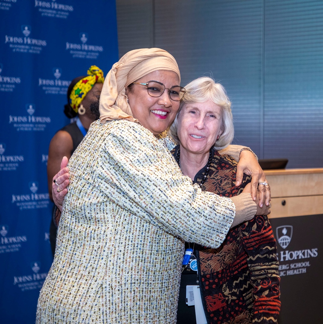 It was an honor to welcome the First Lady of Niger, Hadidja Bazoum, to @JohnsHopkinsSPH. Her Excellency is a champion of gender equity & reproductive health. This was a wonderful opportunity to learn from one another. Thank you @aphn_jhsph and @barry_adelle for facilitating!
