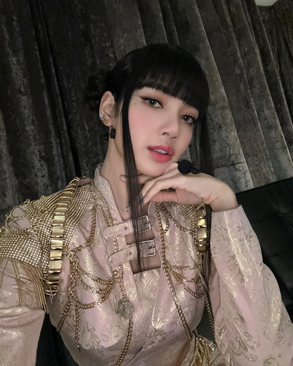 LISA EUROPE 💫 SAW LISA IN PARIS tweet media
