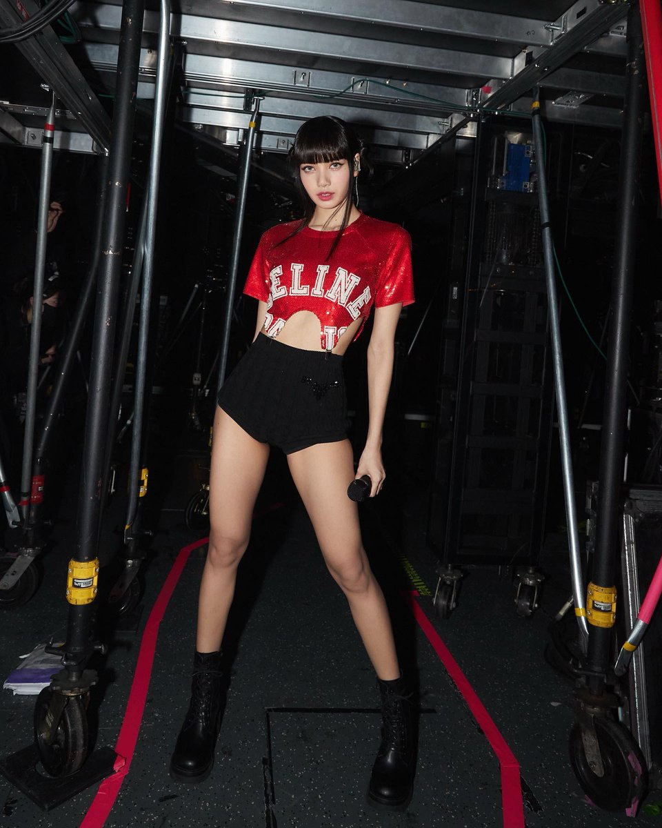 LISA EUROPE 💫 SAW LISA IN PARIS tweet media