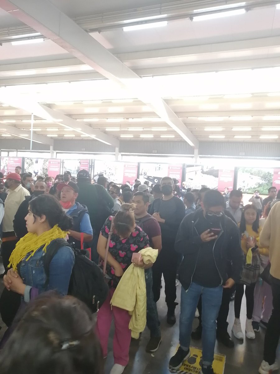 5Camus's tweet photo. @MetroCDMX línea 2 cerrada por un tren descompuesto, varados en toreo desde hace 40 min https://t.co/ogQUaaqG0q