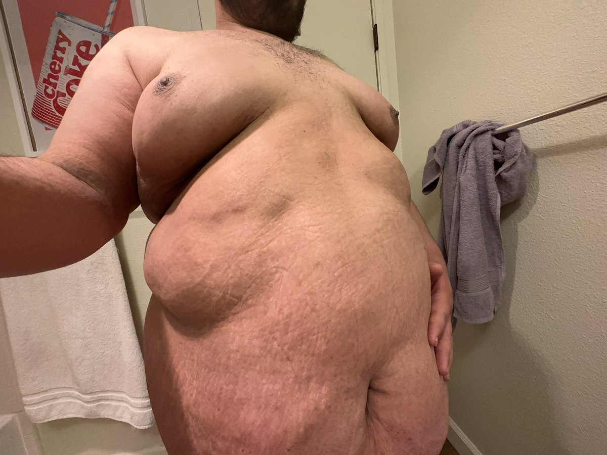 nonbinarychub's tweet photo. anybody wanna cuddle? https://t.co/vsU2wsw9ku