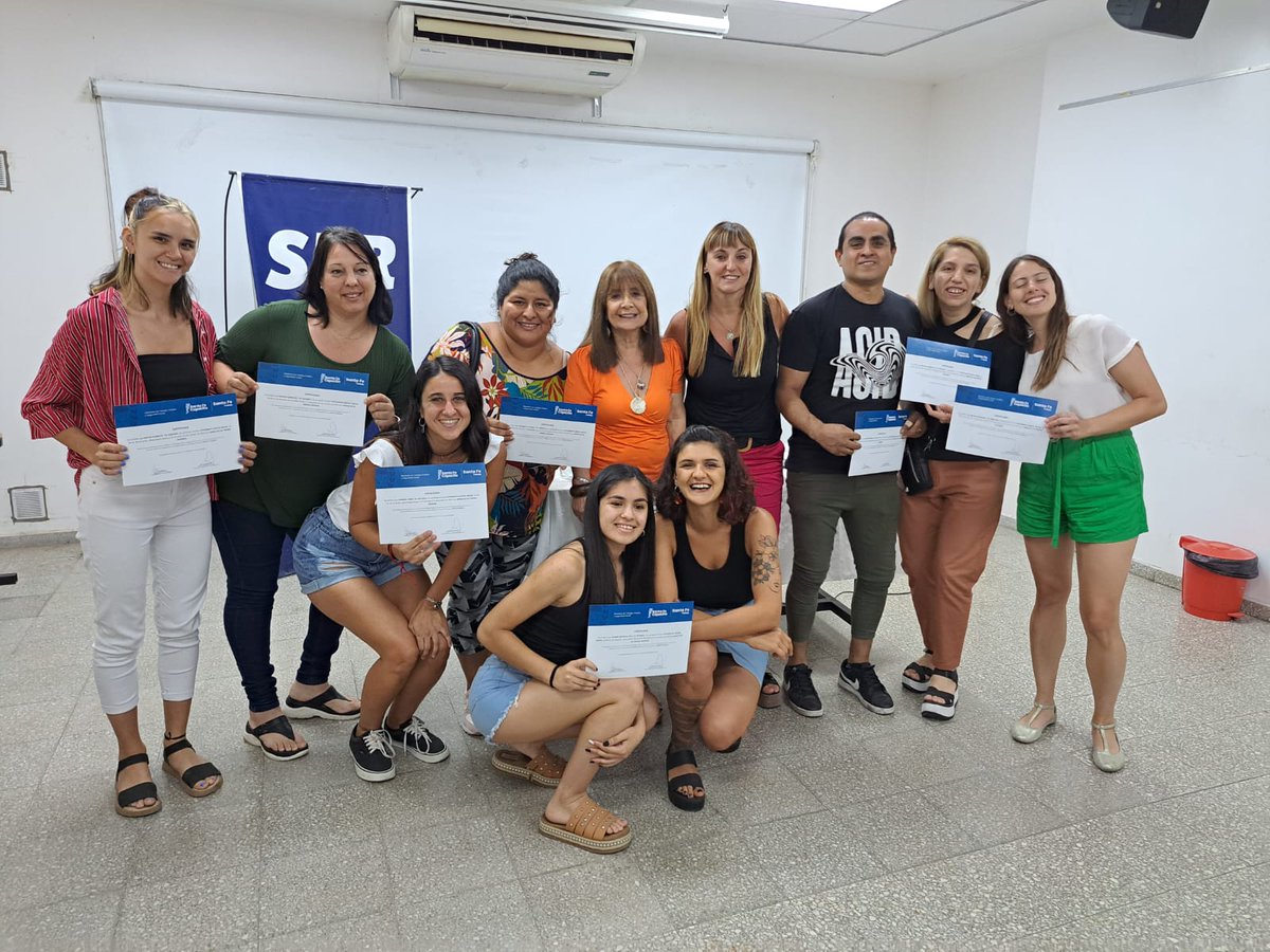 spr_prensa's tweet photo. Se realizó la entrega de certificados 🎧🎥📸💻de los cursos gratuitos organizados por el SPR y @SantaFeTrabajo en el Centro de Formación Pichincha
¡Gracias! ¡Felicitaciones a todes!😊😍💪
👉https://t.co/SElq8KbRUA https://t.co/WNFOSJD4kE
