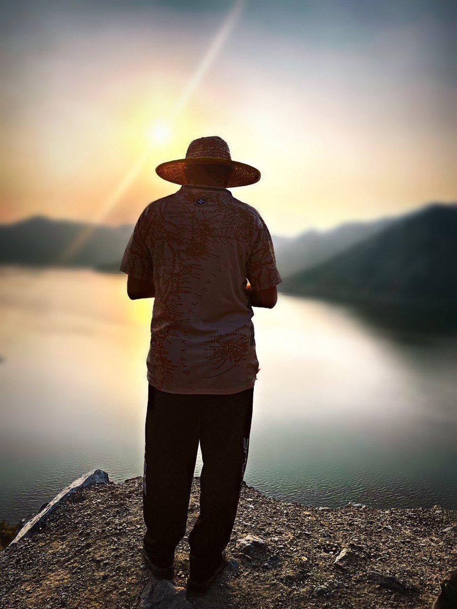 - لا تسمح لليأس أن يتسلّل أسوار حياتك كُن ثابتاً أمام مُنعطفات الحياة ومتغيّراتها 🌿

#همم_للمغامرات