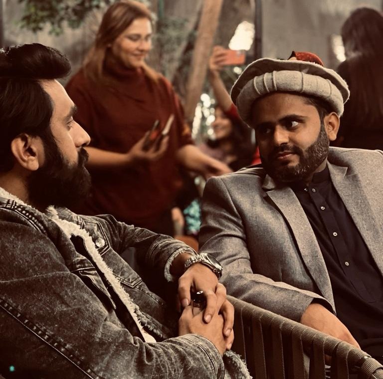 HasanBalouch12's tweet photo. بے حجابانہ وہ سامنے آ گئے اور جوانی جوانی سے ٹکرا گئی 

آنکھ ان کی لڑی یوں مری آنکھ سے دیکھ کر یہ لڑائی مزا آ گیا 

میرے رشک قمر تو نے پہلی نظر جب نظر سے ملائی مزا آ گیا 

برق سی گر گئی کام ہی کر گئی آگ ایسی لگائی مزا آ گیا https://t.co/jZej7A3sUX