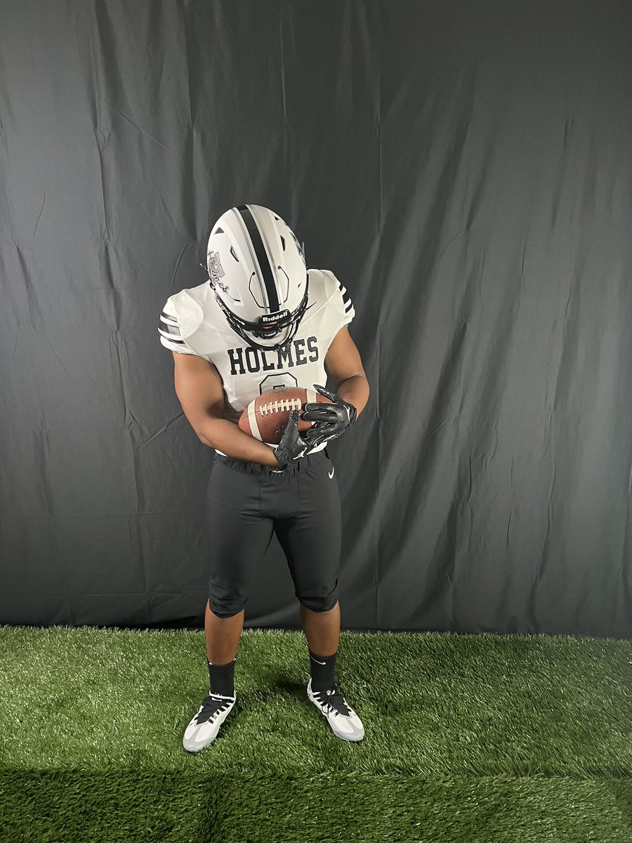 JordanGowdy8's tweet photo. It is with a humbled heart that I announce my first official offer from @HolmesCC @HolmesFootball! Thank you to the coaches for your time and interest! I enjoyed our visit on yesterday! https://t.co/27kZ6mXq3j