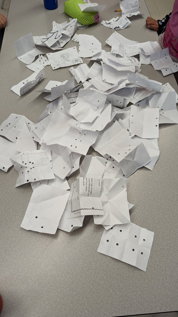 Day 8 of the #decembermathchallenge and students had a great time using our GOOS paper to attempt the one-punch designs. Many finished the first two but so far no correct "spicy" attempts! <a href="/tvdsbmathk8/">tvdsbmath</a> <a href="/WilfridJuryPS/">Wilfrid Jury PS</a>