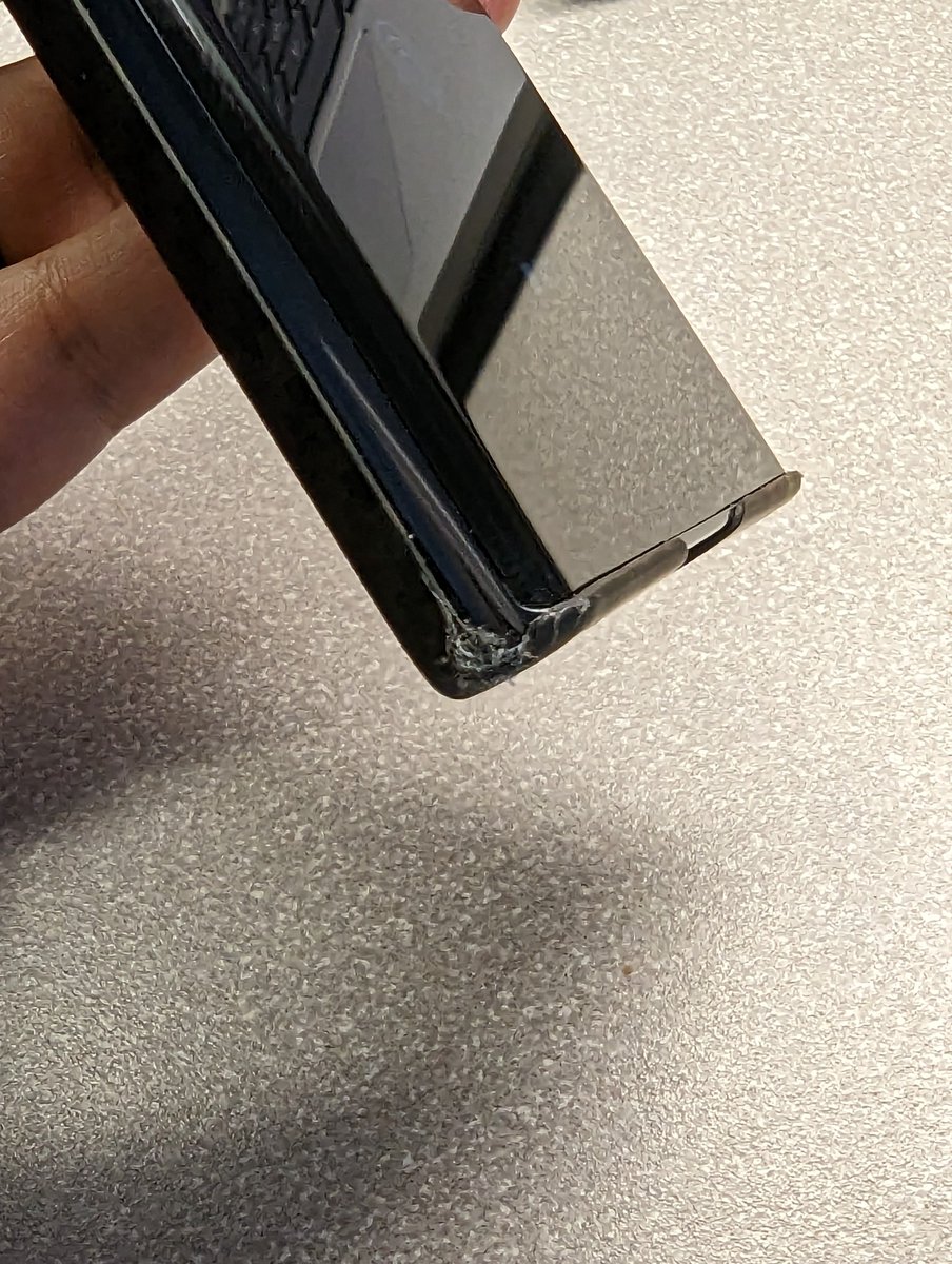 RydahDoesTech's tweet photo. My beautiful @SamsungMobileUS #GalaxyS22Ultra took a nasty fall this morning. Thankfully the very thin yet protective @PitakaGallery #MagEZCase2 had my back. The phone is as good as new π₯π₯π₯
#withGalaxy #SamsungMembers https://t.co/Ajf3b4koUF