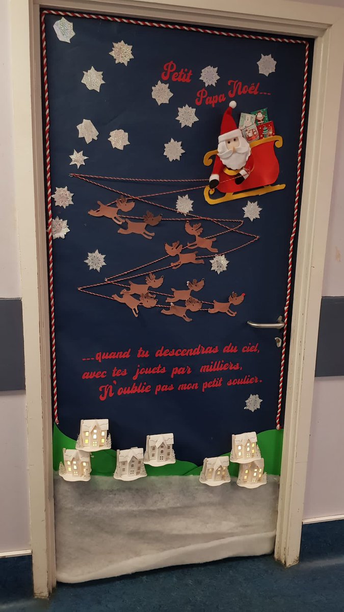 mlle_gallacher's tweet photo. Christmas Spirit in ML - hard to pick which one is my favourite! @JohnstoneHighML https://t.co/ZUUdRoYEoy