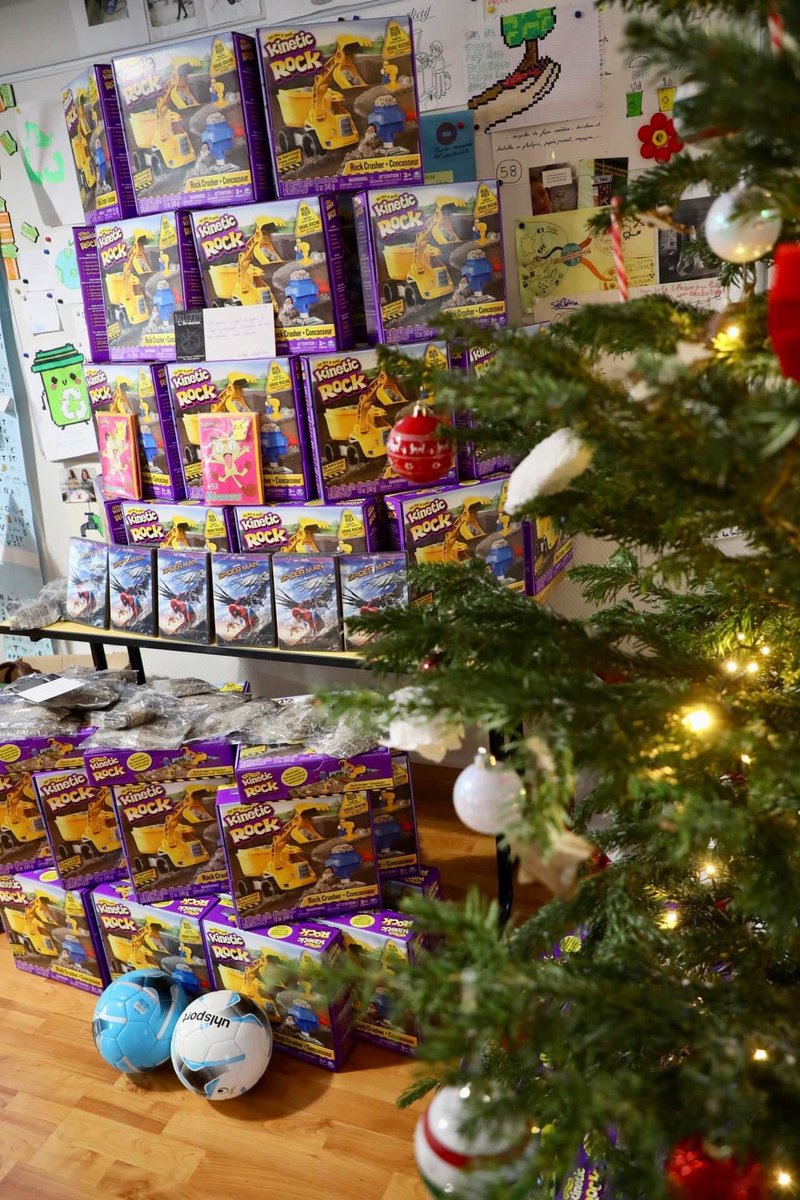 Pôle emploi #Calais a procédé à la REMISE DE DONS  À SOS VILLAGE D’ENFANTS 🎁 1 action solidaire en faveur des enfants de « SOS village d’enfants ». 15 usagers ont démarché des entreprises pour récolter des dons et mettre en avant leurs #compétences merci Mme <a href="/NatachaBouchart/">Natacha BOUCHART</a> 👏