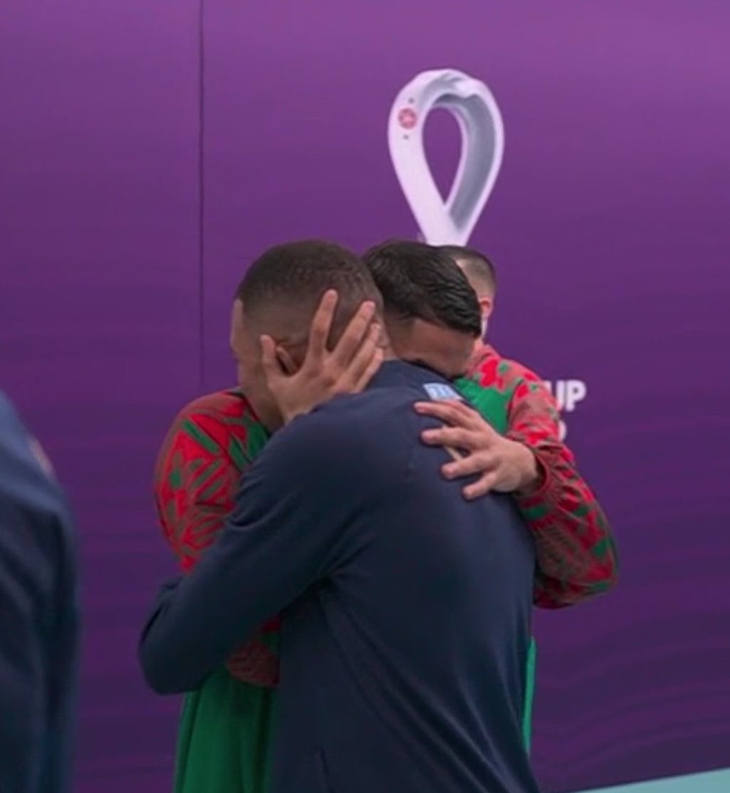 ActuFoot_'s tweet photo. Hakimi 🇲🇦 x 🇫🇷 Mbappé. 🥰 https://t.co/eeb2O6Ki8r