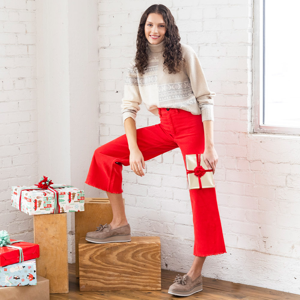 Von_Maur's tweet photo. Don't forget, free gift wrap is available online for items $10 or more and in stores with any Von Maur purchase.
#VonMaur #HolidayShoppingPerfected #FreeGiftWrap #25DaysofGifting https://t.co/8nQ75nrXuk
