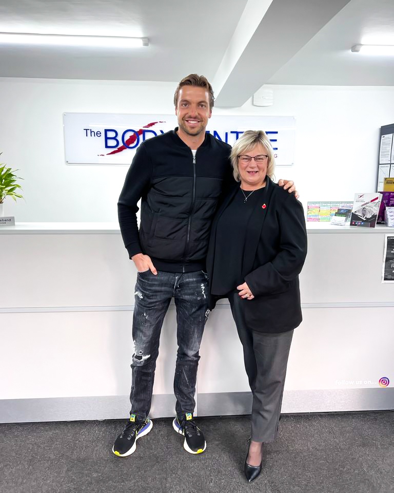 The_Bodycentre's tweet photo. Safe to say that sally was more than excited when @TimKrul arrived at our workshop to have a new trim fitted to his @LandRover_UK Defender 🔰
#ncfc #timkrul #autobodyshop #norwichcityfc https://t.co/5NfPX9LdeC