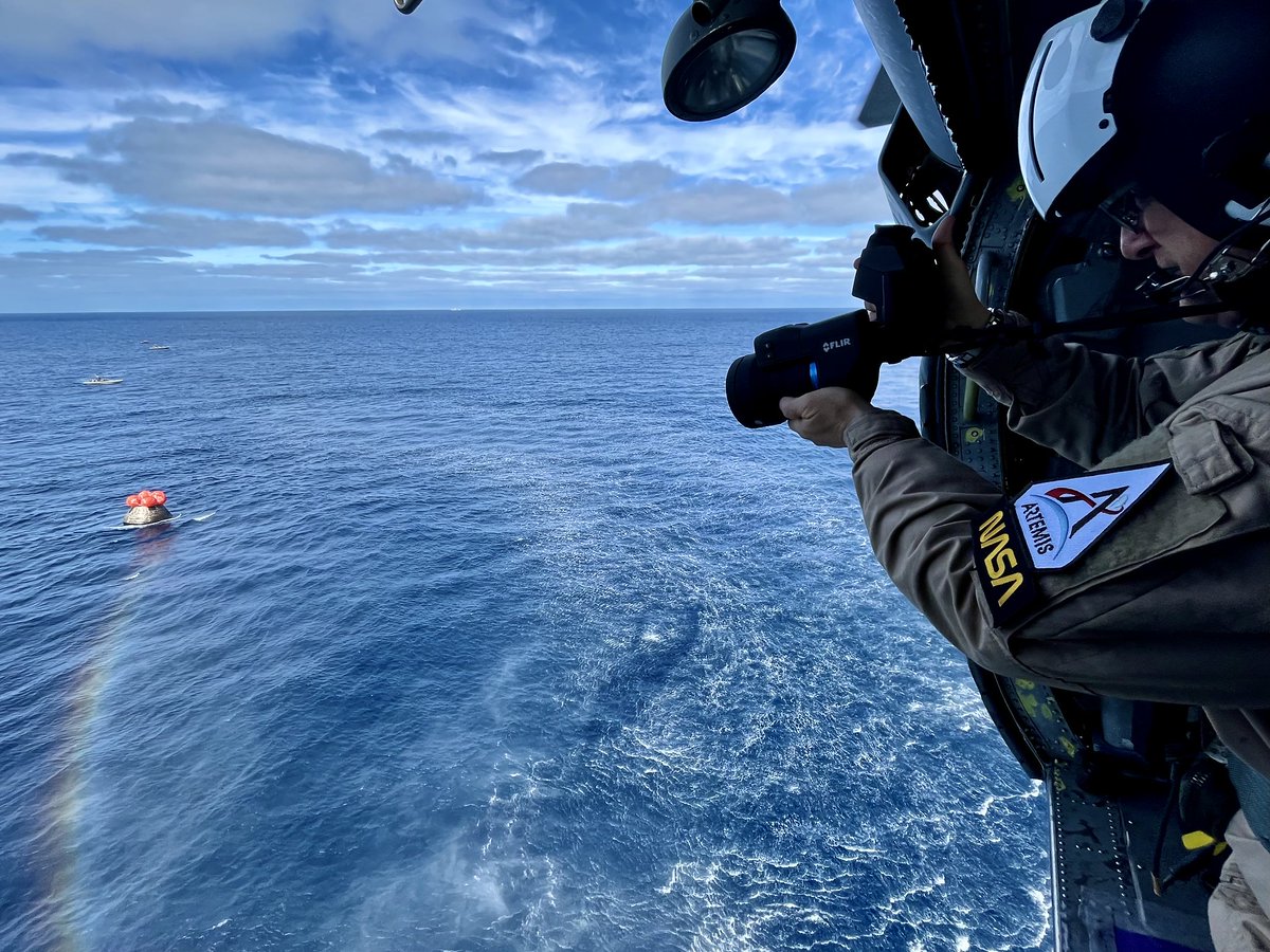 NASAArtemis's tweet photo. Honey, I’m home.
 
In this image, a member of the recovery team captures imagery of @NASA_Orion shortly after it splashed down in the Pacific Ocean off the coast of Baja California on Dec. 11. The splashdown marked the successful conclusion of the #Artemis I mission. https://t.co/3HMJp7rZfB