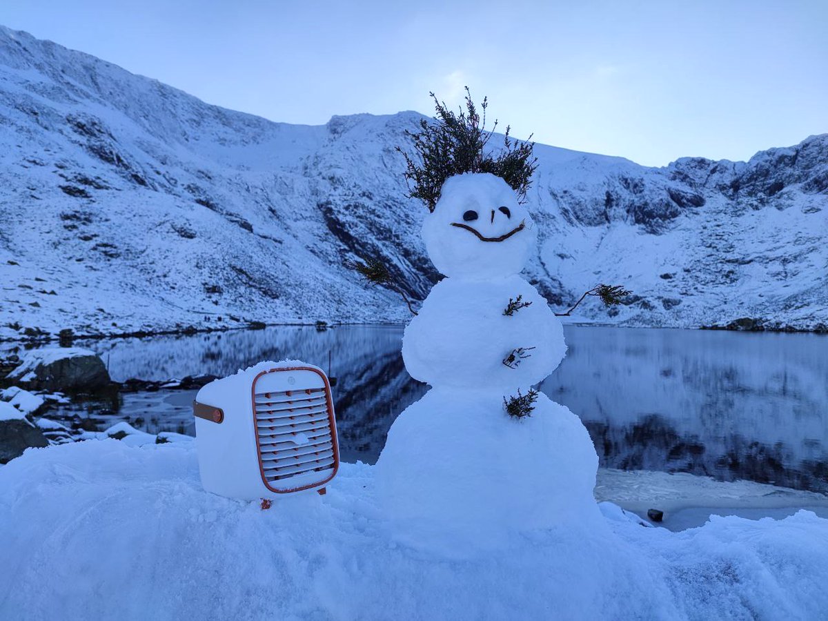 SmartAirFilters's tweet photo. Even snowkids need clean air! The QT3 bringing clean air to this snowman as he enjoys the view. Will father Christmas be bringing you clean air this Christmas? 🧑🎄🎄
#cleanairchristmas #snowkid #snow #christmas https://t.co/rZeP5tWGci