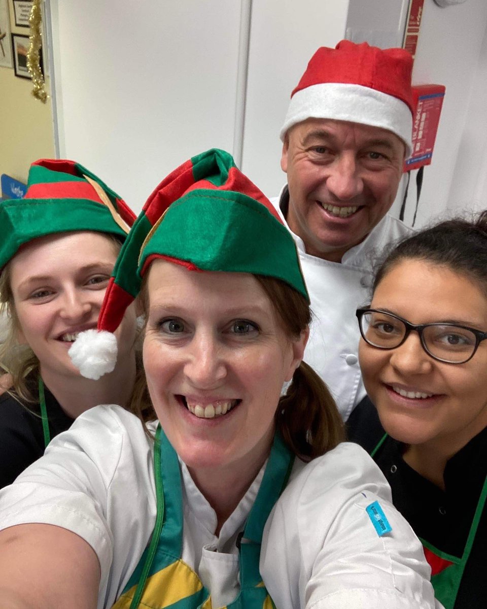 itstwelve15's tweet photo. Team Twelve15 at South Farnham Primary School did their very best to make this day special 🎄🥰 11 more sleeps 😴🤗🎄 https://t.co/5u1GsLmTVo