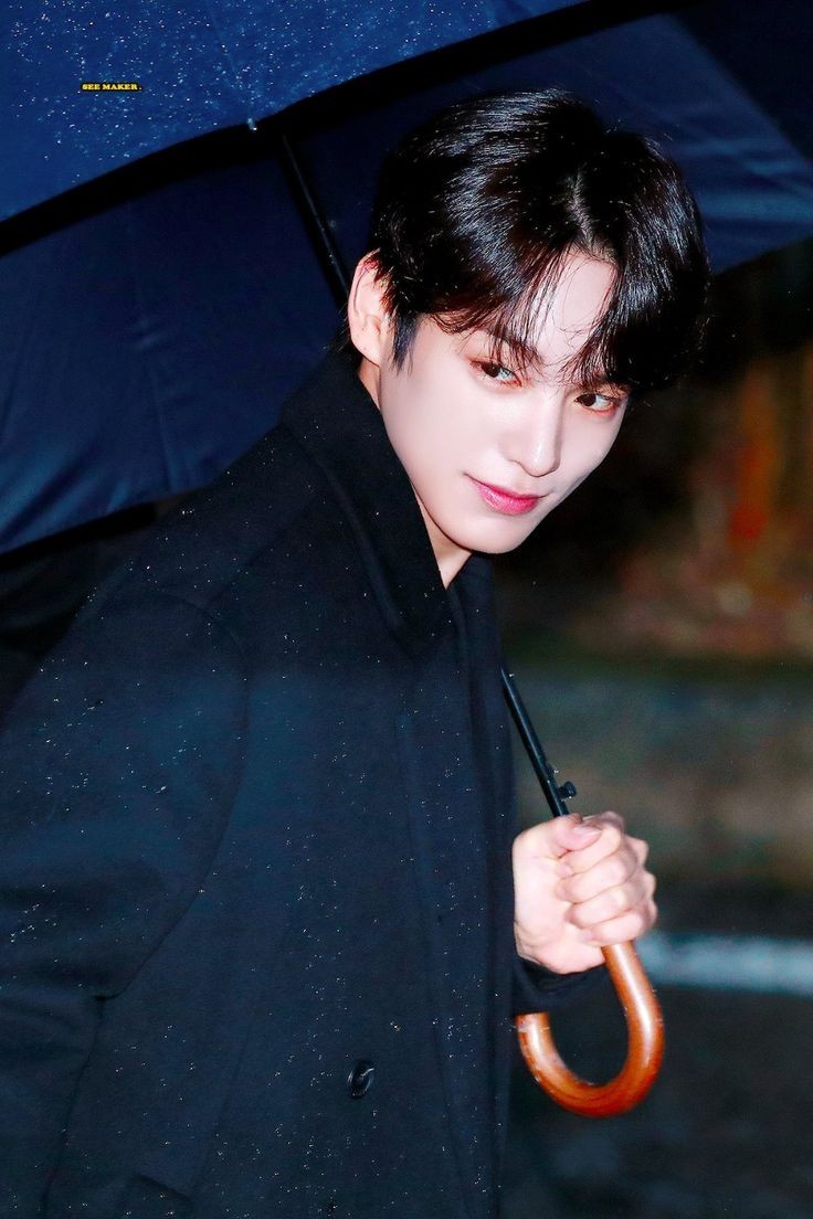 MultiFandom59's tweet photo. It's probably just me but it's seems the same coat...it's a legendary coat🥺 #HEOCHAN #HEOCHANDAY https://t.co/V0d6mrUqyt