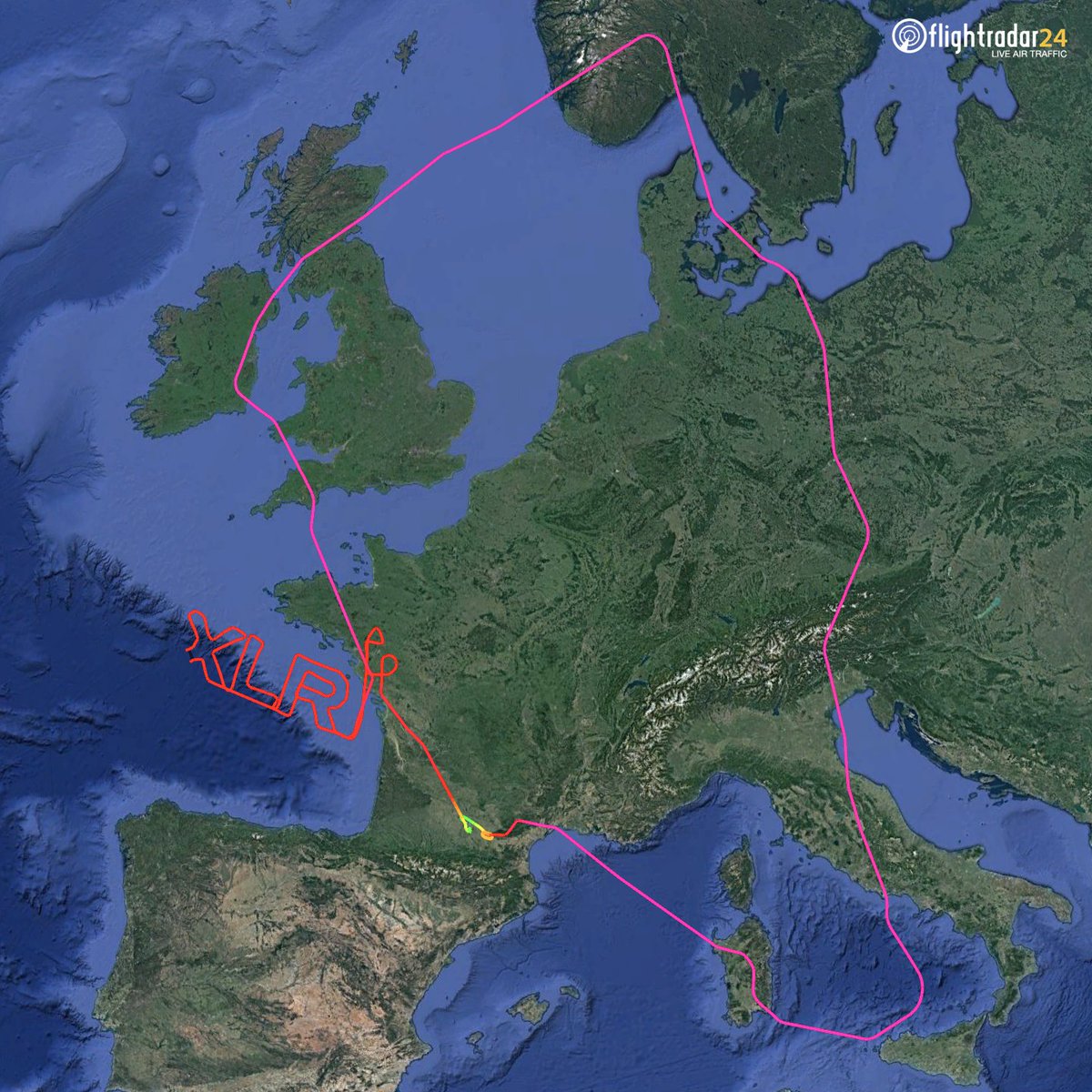 flightradar24's tweet photo. To get its 8700km range, the #A321XLR features a heavily modified fuel system. Yesterday, @Airbus spent 13 hours in the air making sure it works—and writing a message in the sky. https://t.co/2rx8UwFs9f https://t.co/tKnIji0Auz