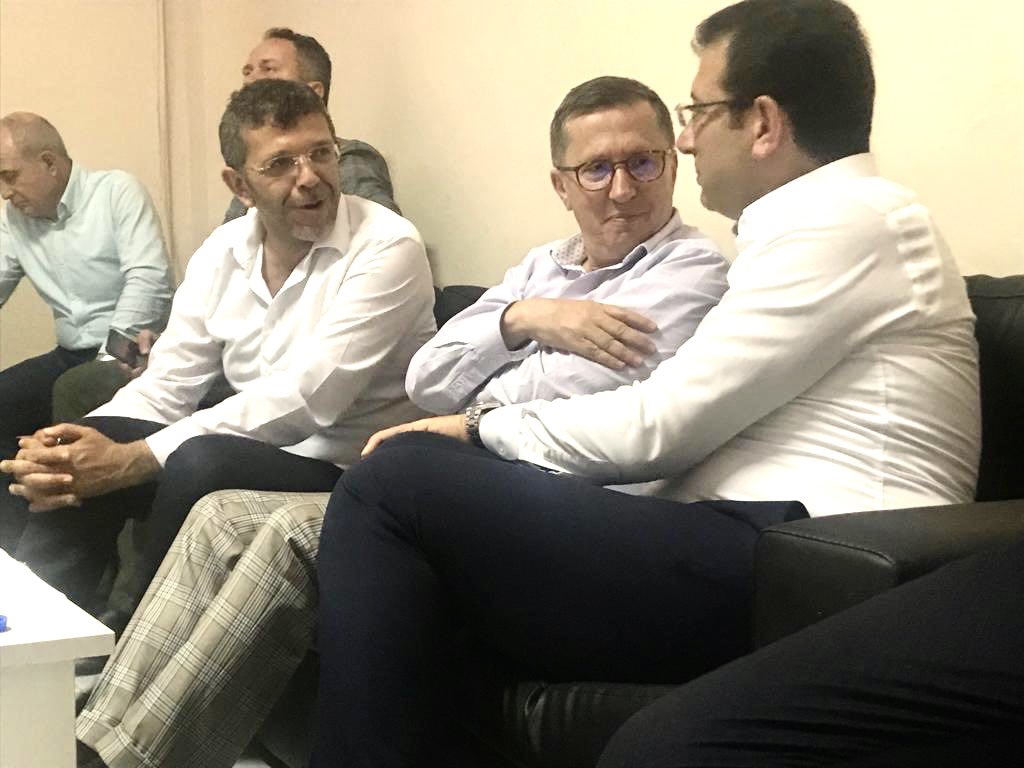 Kahrolsun istibdat,
Yaşasın hürriyet…

<a href="/meral_aksener/">Meral Akşener</a> <a href="/ekrem_imamoglu/">Ekrem İmamoğlu</a>