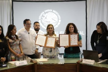ChrysVero's tweet photo. Senadora en verdad quieren acabar con el SPEN y las elecciones de calidad #NoAlPlanB #ElINEnoseetoca #YodefiendoalINE @SusanaHarp https://t.co/svLXvP1Gf6