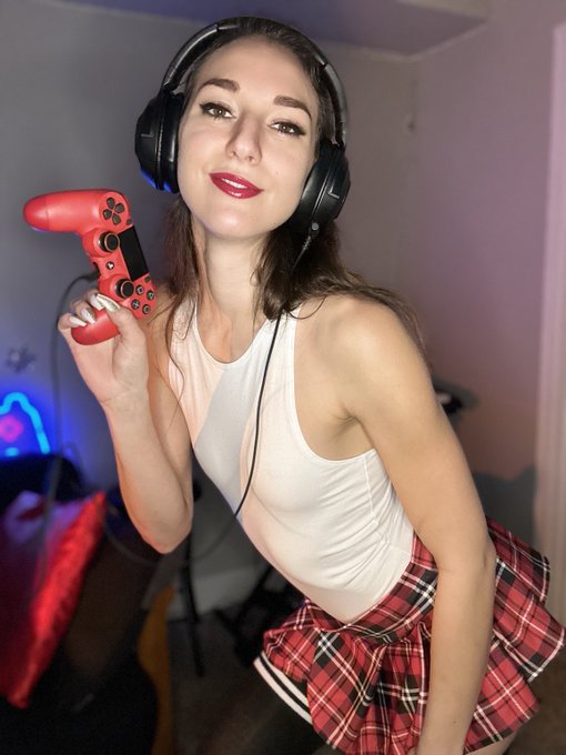 Who’s joining me on Twitch?? ???https://t.co/CjDIHmlLZW https://t.co/qwim3UBzag